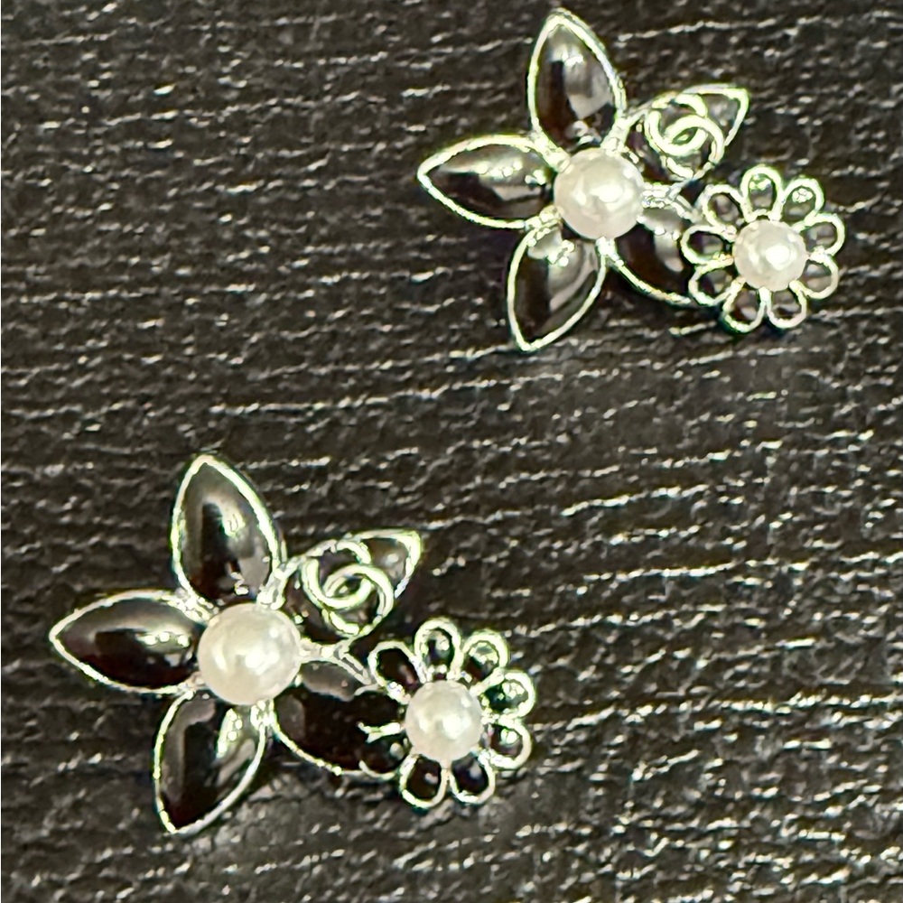 Elegant black and silver tone flower faux pearl earrings stainless steel NEW
